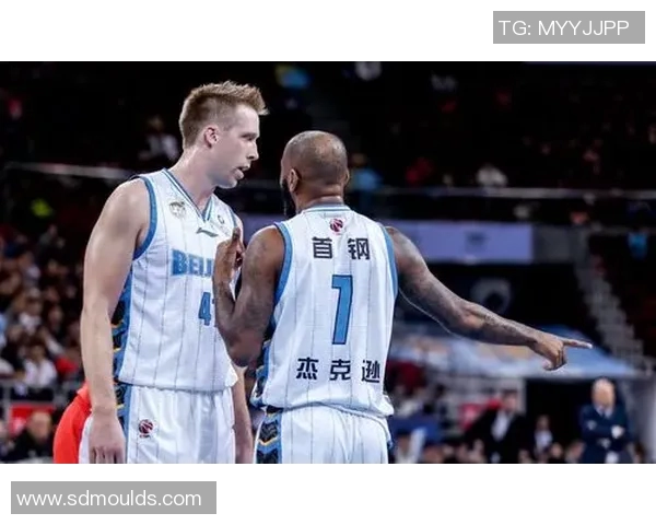 重庆篮球队意识争议引发热议球迷对战术与团队配合的不同看法